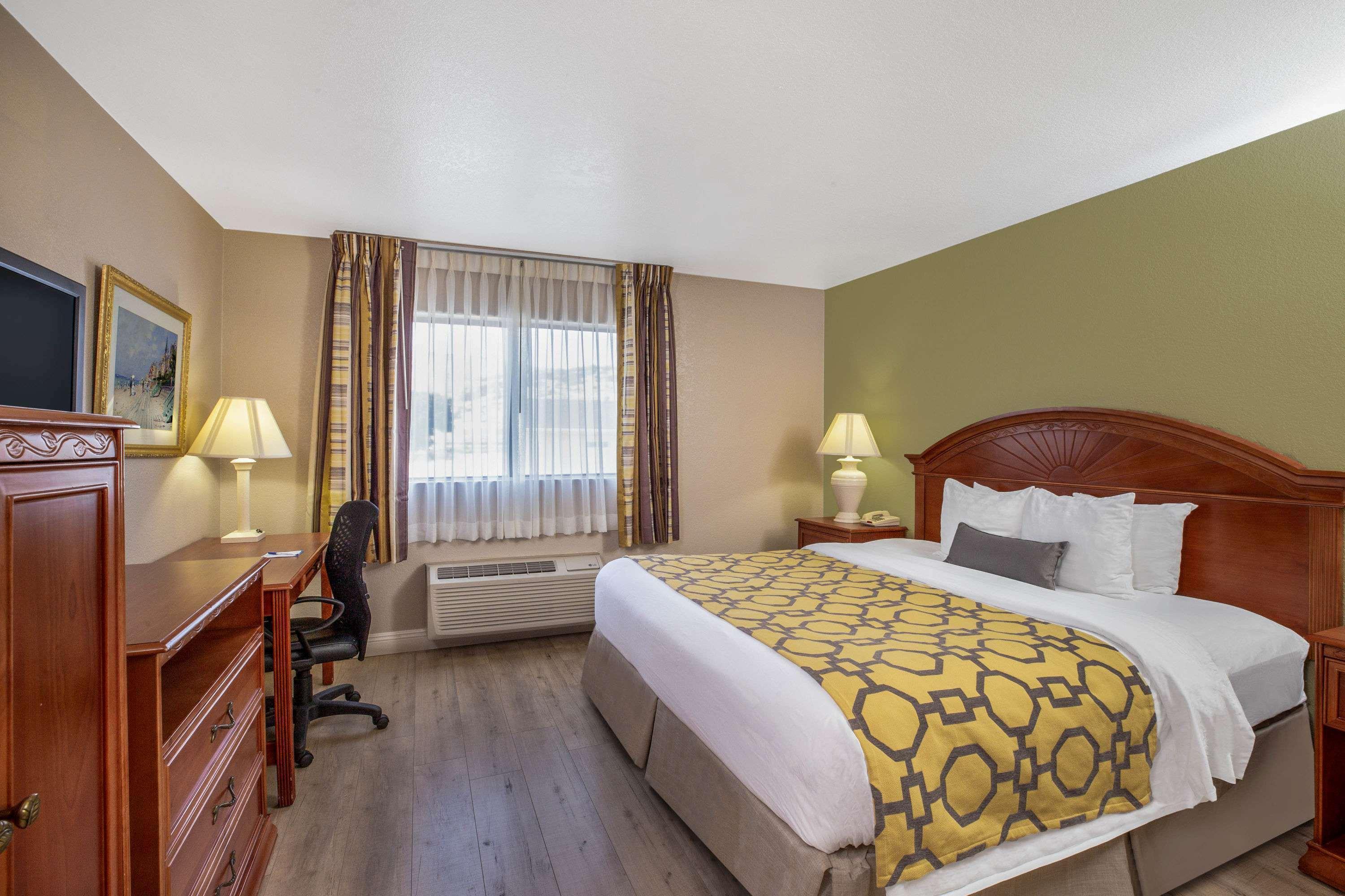 Baymont By Wyndham Tehachapi Hotell Exteriör bild