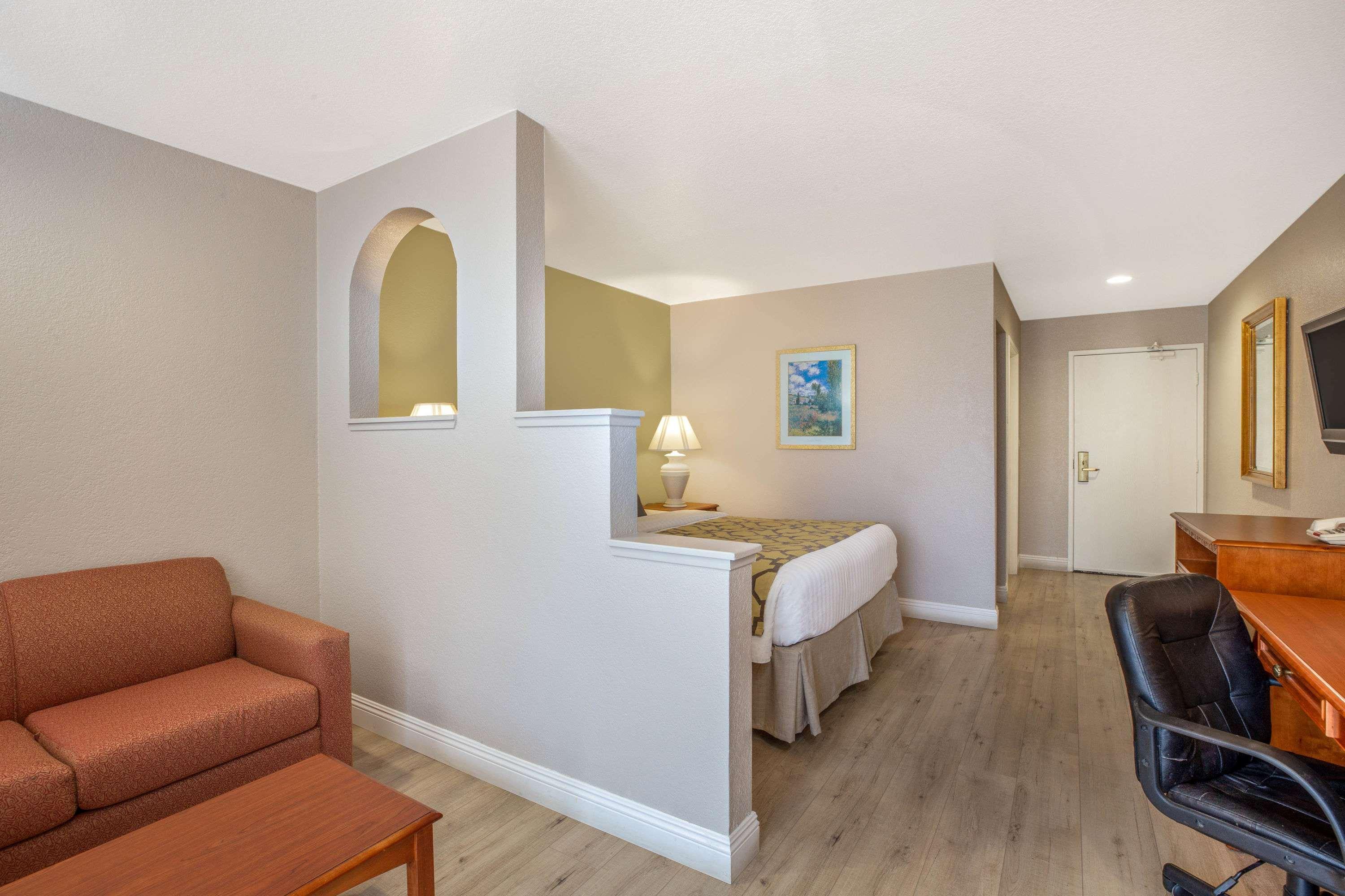Baymont By Wyndham Tehachapi Hotell Exteriör bild
