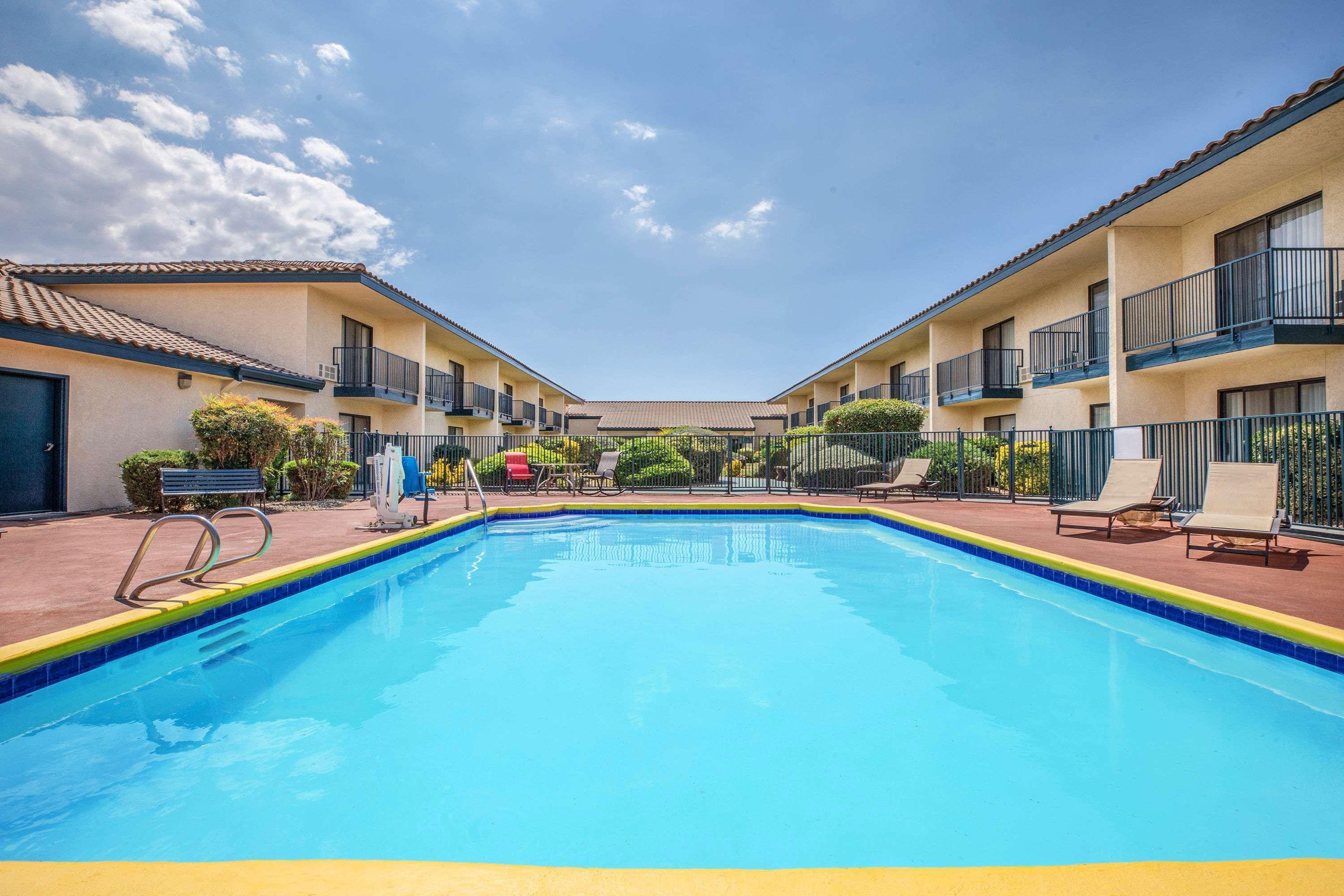 Baymont By Wyndham Tehachapi Hotell Exteriör bild