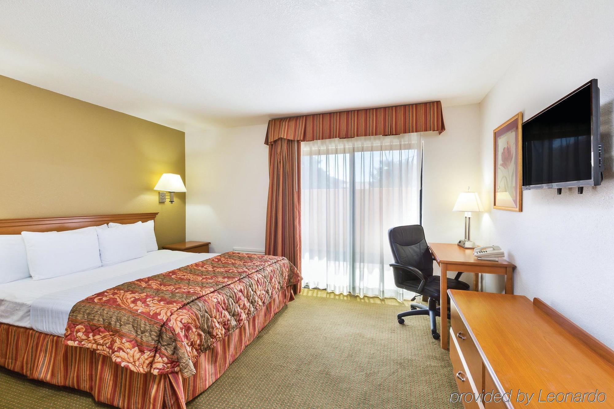 Baymont By Wyndham Tehachapi Hotell Exteriör bild